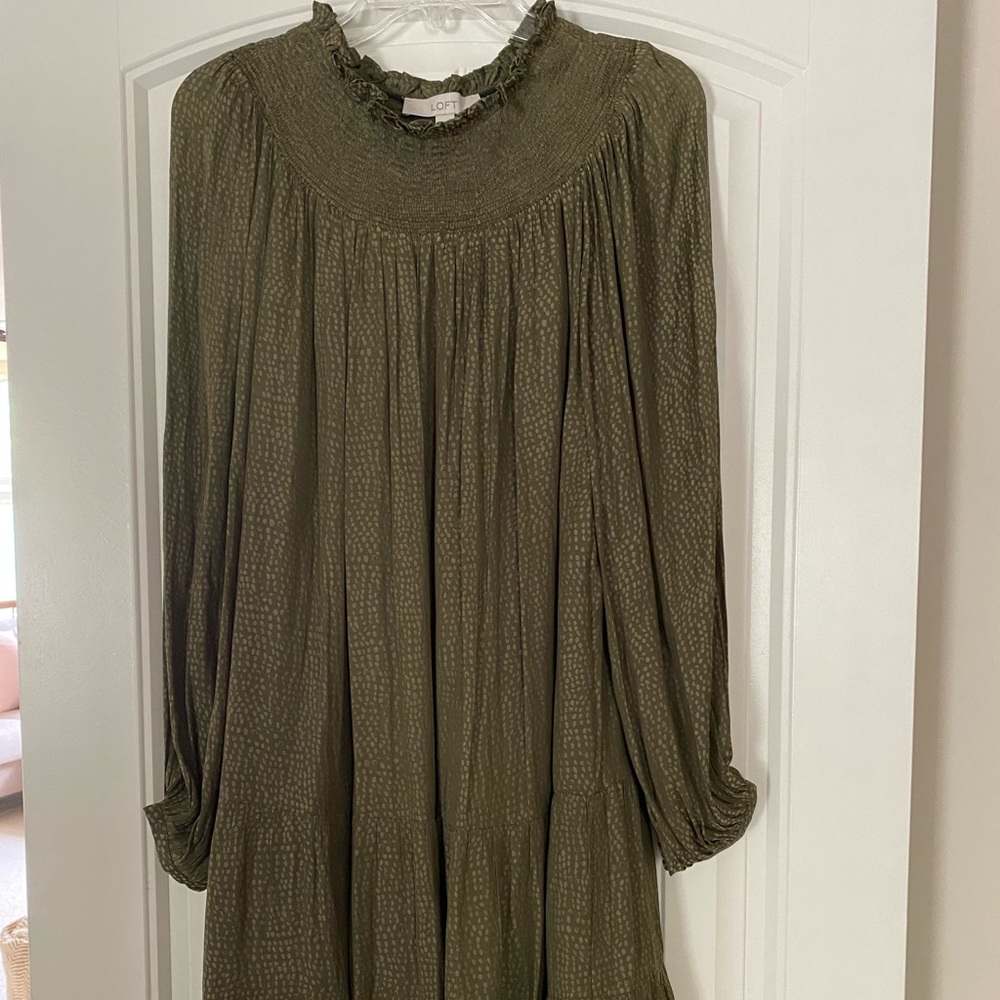 Loft dress in dark green. Ruffle neckline.